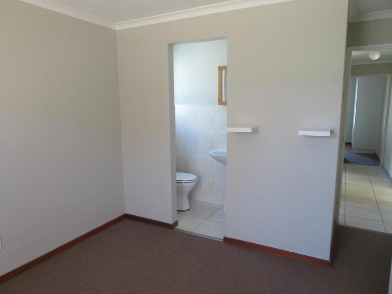 To Let 3 Bedroom Property for Rent in Eikenbosch Western Cape